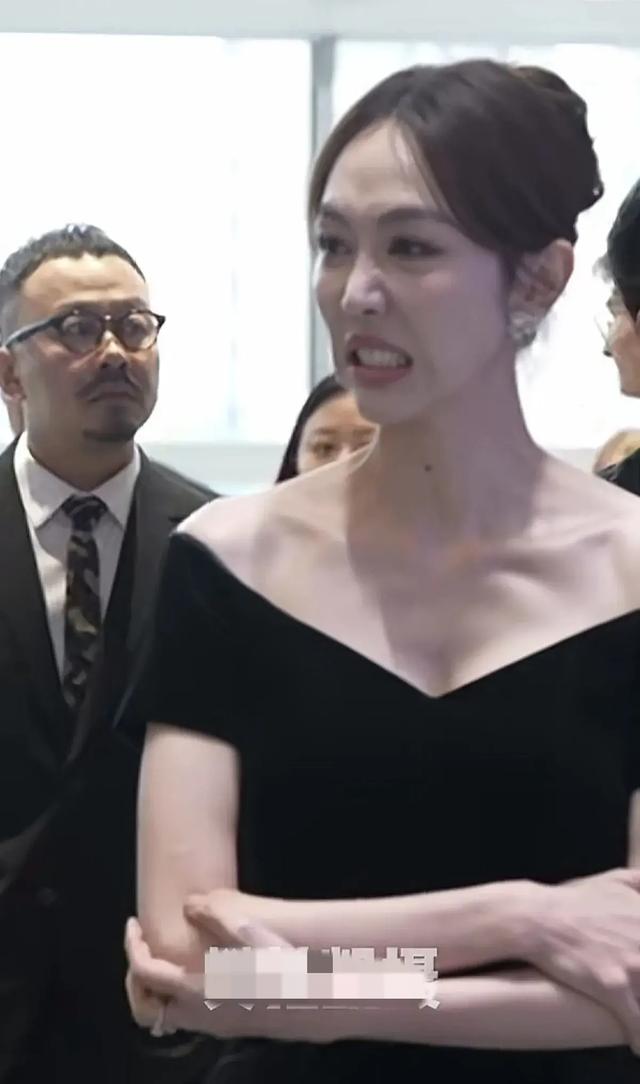 姜妍近照曝光！38岁瘦到脱相 脸上坑坑洼洼，出门呲牙咧嘴不顾形象