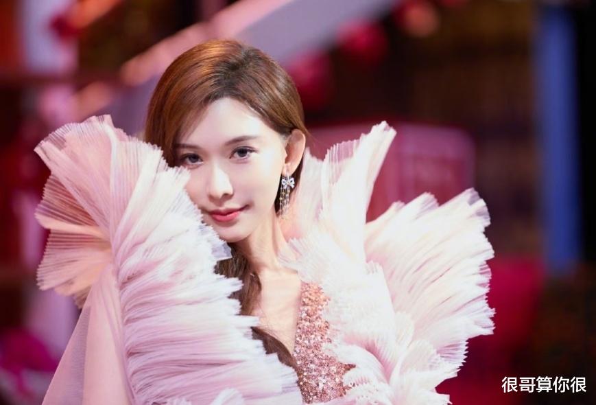 北京春晚:姚晨携手林志玲华丽登场,一位风情依旧,一位霸气侧漏