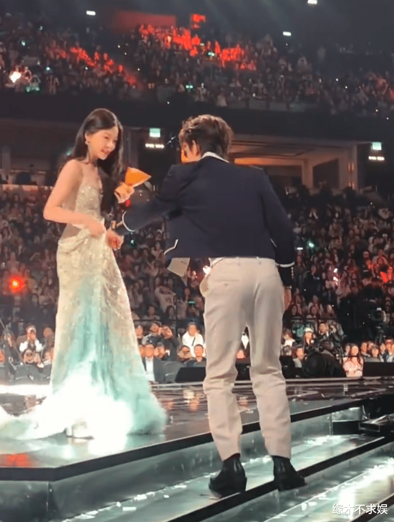 微博之夜名场面 ：4对人气CP甜煞众人，王一博给足肖战体面！