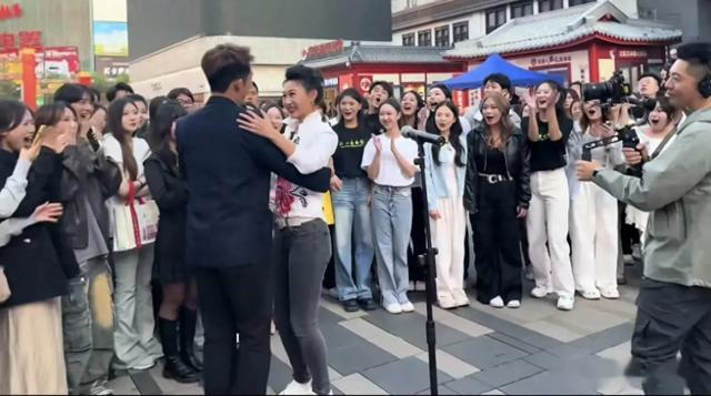 央视女主播李梓萌沈阳被偶遇,个高腿长胯宽,很彪悍,47岁仍单身