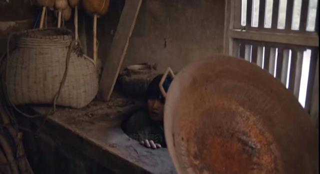 《猎冰》陪酒女腹部赘肉抢镜被吐槽，网友：没去过夜总会就别乱说