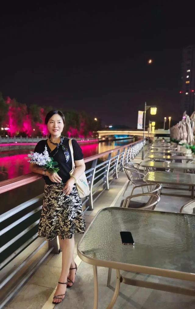 成熟韵味阿姨，温柔如水，落落大方！