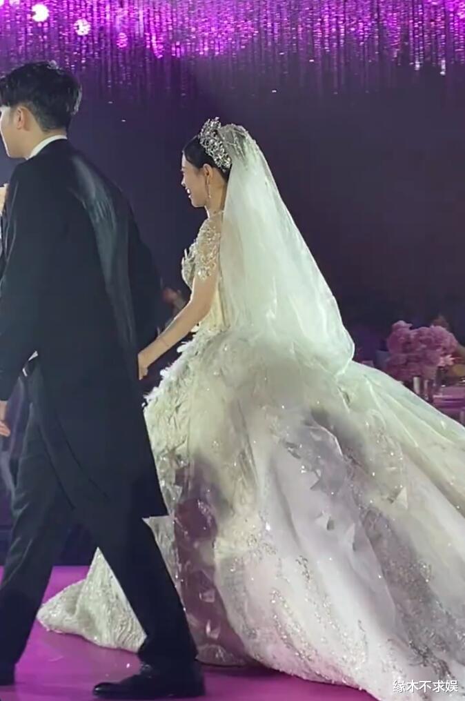 七匹狼特步豪门联姻排场大!赌王家族3人捧场,奚梦瑶眼神羡慕!