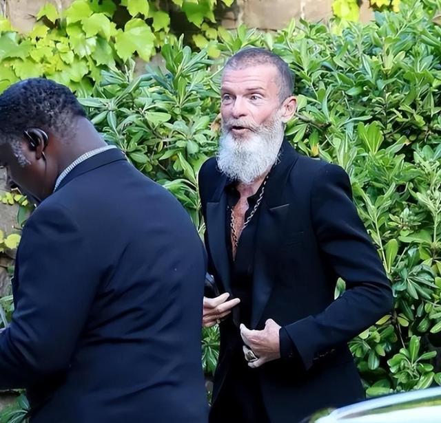 曾经跟章子怡“叠罗汉”的未婚夫Vivi, 现身默多克婚礼,瘦成植物人