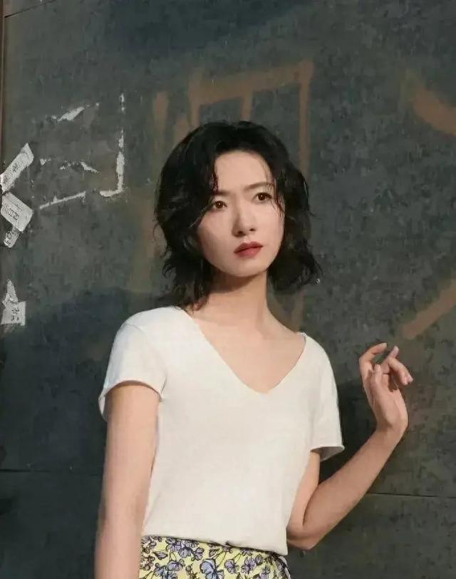 万茜故意把高跟鞋脱了是为了满足恋足癖的粉丝吗？太媚粉了