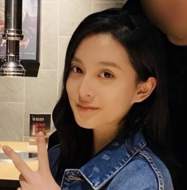 毛阿敏20岁的女儿,竟然是我们熟悉的她!穿红色冲锋衣太好看了