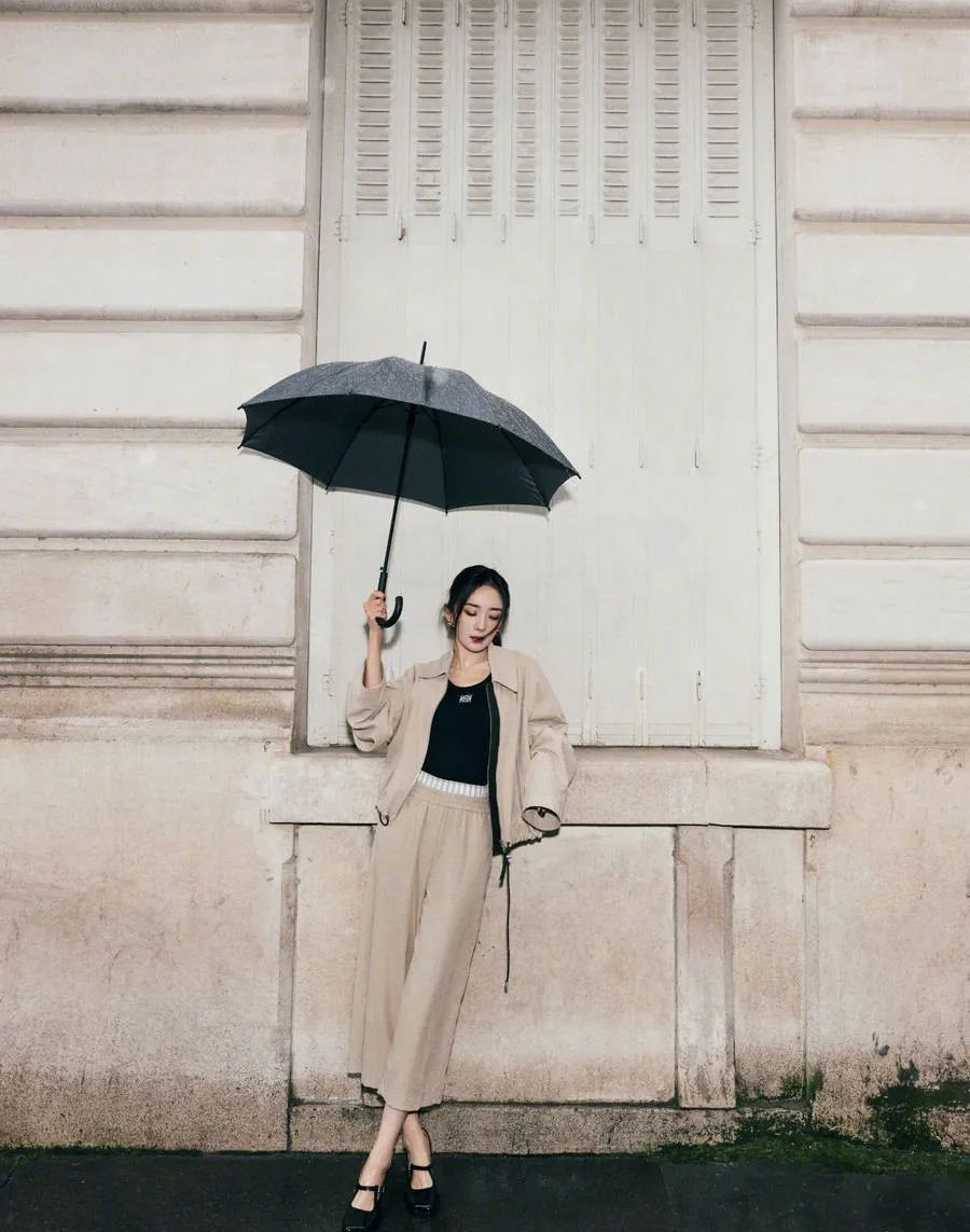 杨幂巴黎雨中撑伞，氛围感爆棚，漫步街头尽显悠闲惬意！