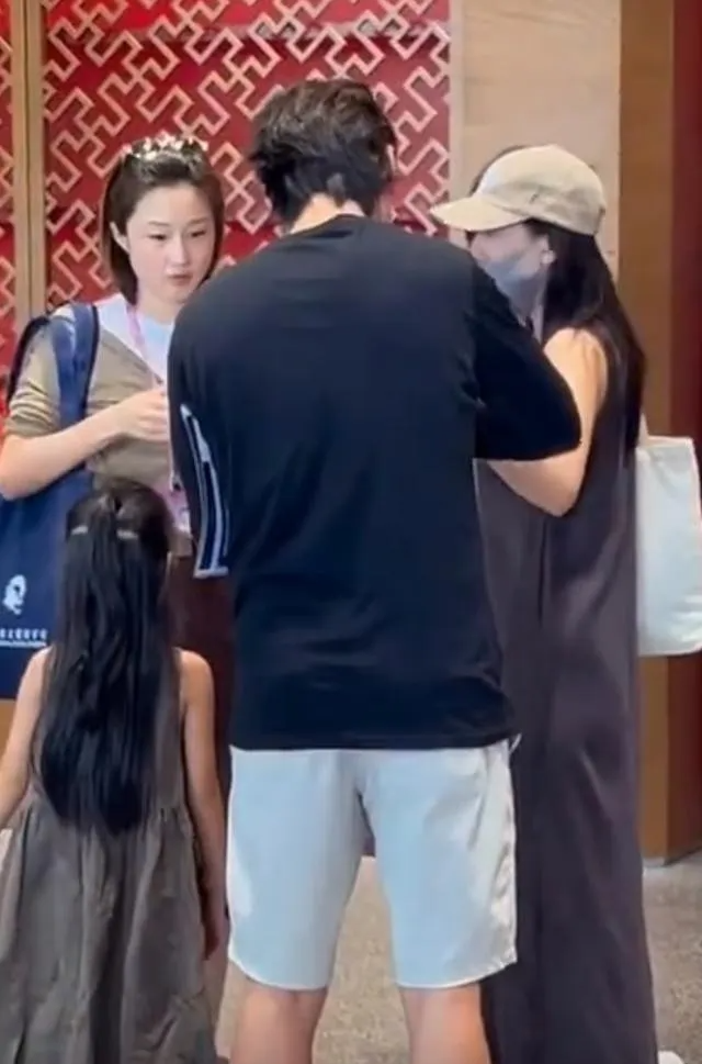 44岁高圆圆生图状态曝光,现身活动优雅知性,抗图赛过医美女星