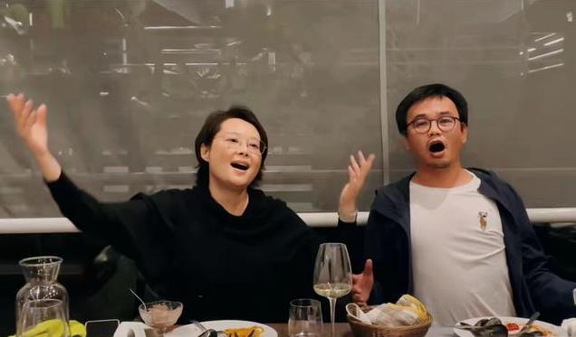 52岁袁立带老公聚会，夫妻合唱大秀恩爱，她素颜出镜已是大妈模样