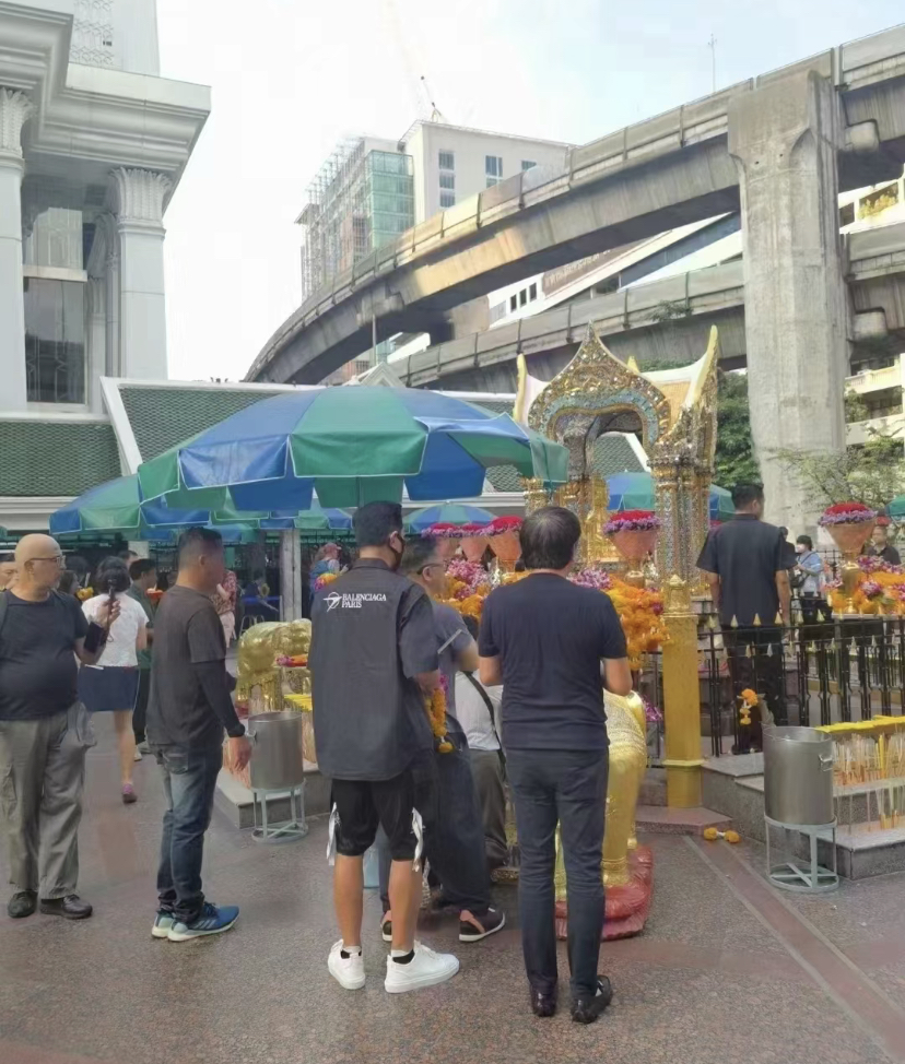 古天乐现身泰国被偶遇,虔诚拜四面佛还愿,面相变“凶狠”引热议