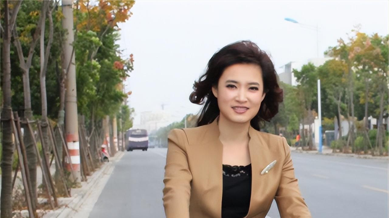 央视低调女神桑晨：近30年坚守央视舞台，家庭生活成最大悬念