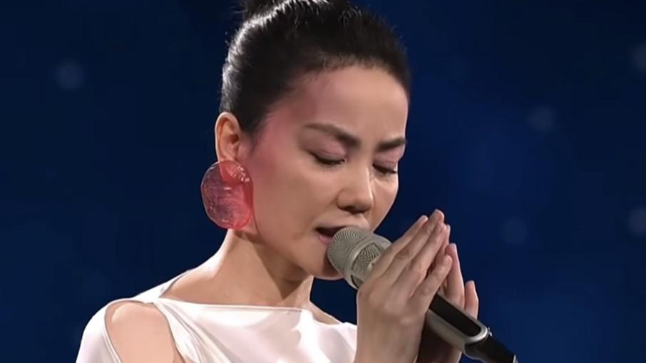 王菲假唱风波升级！被乐评人嘲讽水平差，点名怒斥她嘲弄艺术