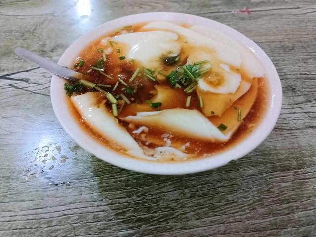 小雨整下了一天，小鱼闹钩厉害，鱼没有钓多少，把小轻竿搞折了