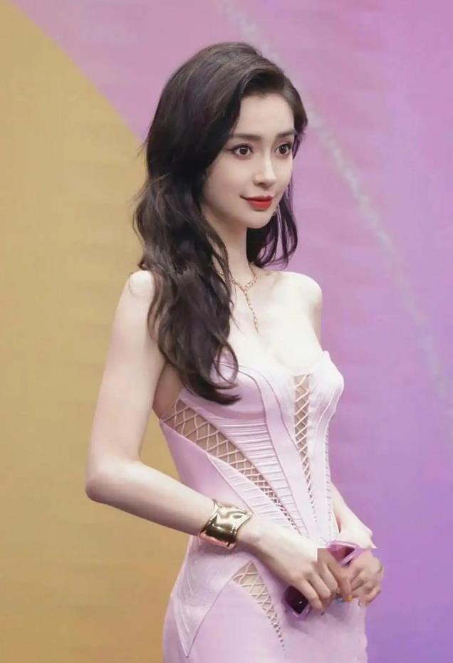 Angelababy独自打拼，铆劲大方展示自我。