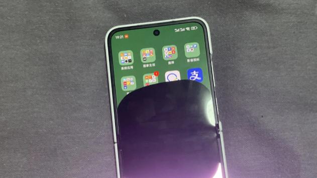 网友称小米小折叠突然出现漏液，退货退款后购买iPhone16