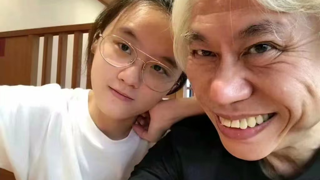 “爷孙恋”林靖恩再现反常行为，和流浪汉一起喝酒遭调戏，彻底放弃了自己…