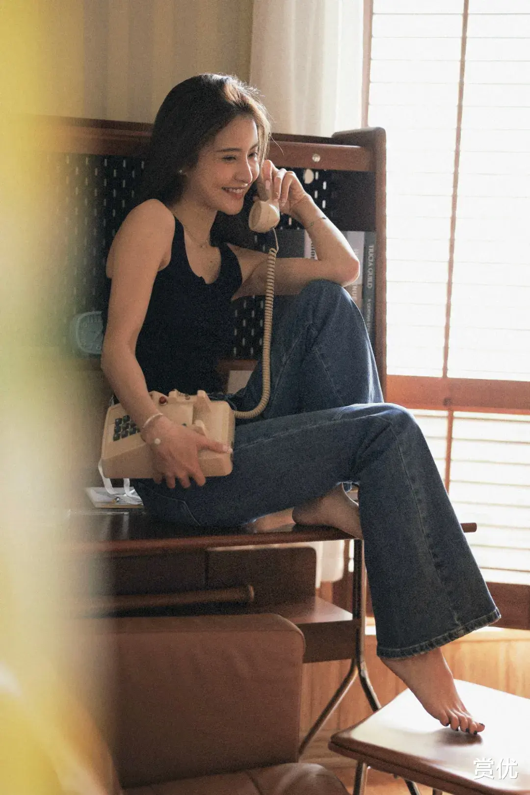 赖雨濛美艳活泼 白皙脚丫