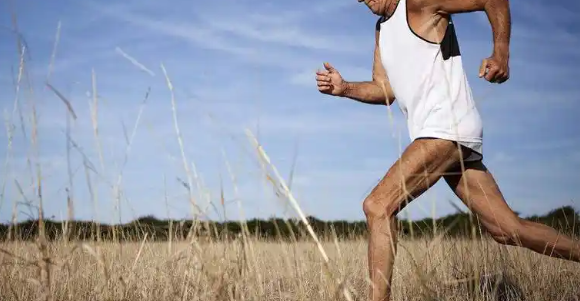 他曾是一代打星，与成龙平起平坐，55岁猝死家中，九天才被人发现