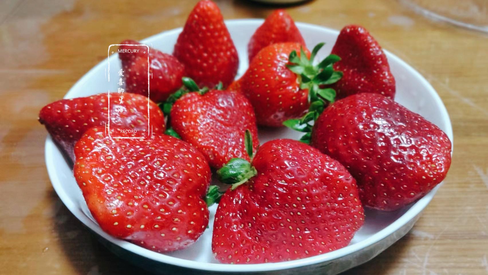 洗草莓时，有人加盐，有人加碱，老果农：等于没洗，教你正确做法