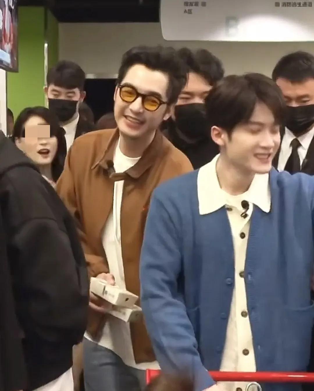 《猎罪图鉴2》剧宣扫楼，金世佳一脸尬笑不太耐烦，檀健次旁边疯狂补救