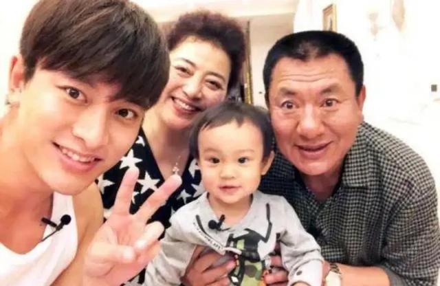 贾乃亮带甜馨回东北看爷爷奶奶，祖孙三人逛菜市场，甜馨身高惊人