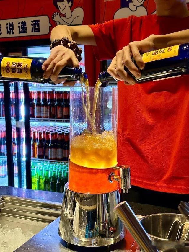 马云刘强东没做到的事,被个保安做到了,靠十块钱啤酒狂赚八个亿