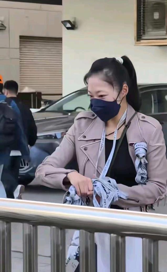 刘德华御用舞伴赖文慧买咖啡被偶遇，走路外八字，头发少很普通