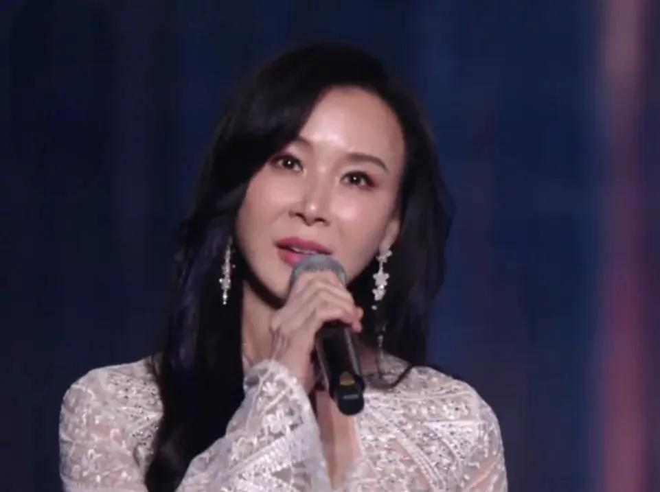 跨年晚会真实镜头下:杨幂扮嫩、关晓彤身材变化、戚薇妆容引热议