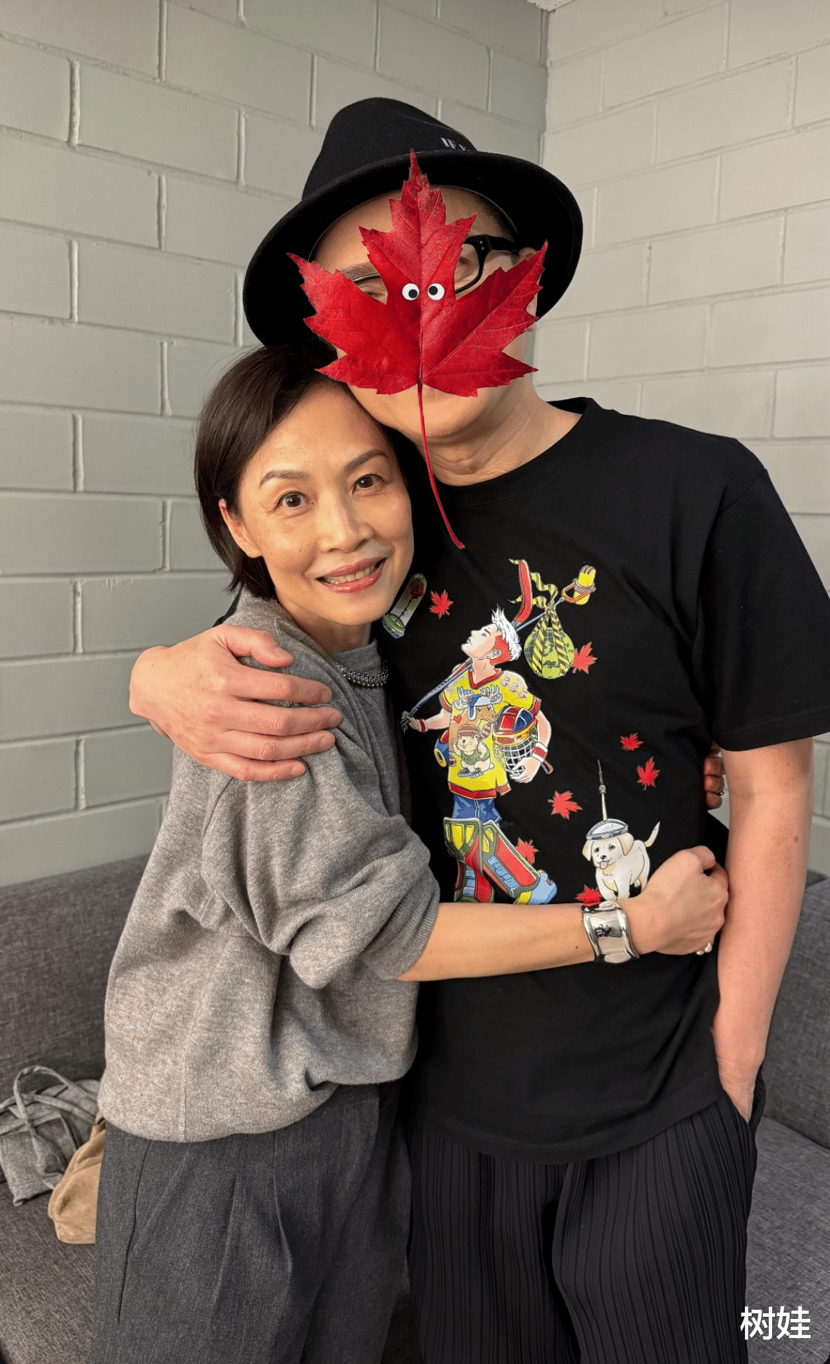 55岁彭羚现身好友演唱会,穿运动装上台好朴实,样貌显老仍很优雅