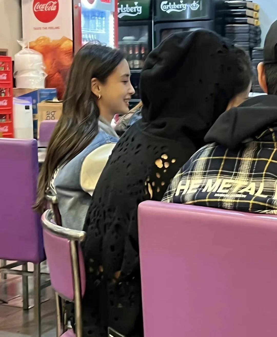 Baby香港吃鸡煲被偶遇，全程光顾聊天了？