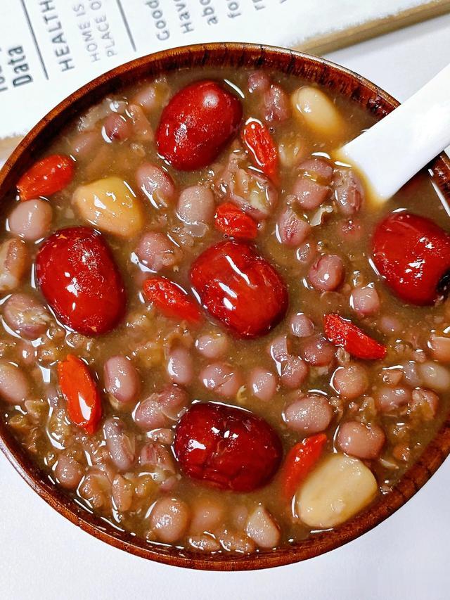 女人不要太节俭，有条件常吃这8样，皮肤光滑气色好