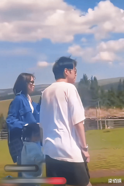 唐艺昕一家三口罕同框,手牵手看风景,4岁女儿遗传张若昀大长腿