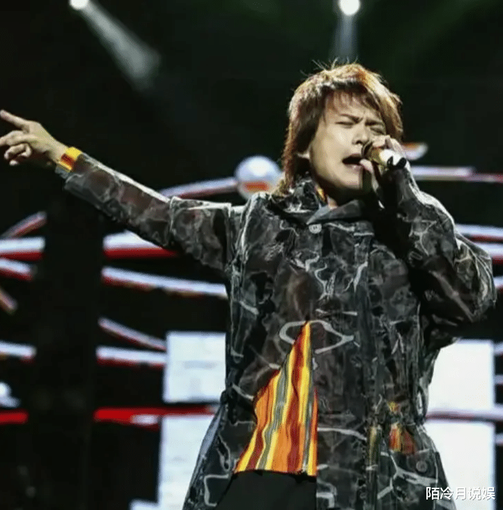 神来之笔!伍佰演唱会上以梗还梗暗讽叶珂,现场气氛瞬间点燃!