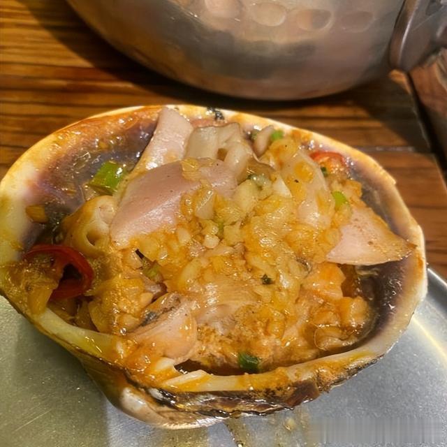 林更新回老家撸串,点了一箱啤酒,喝得面红耳赤,网友:过于真实