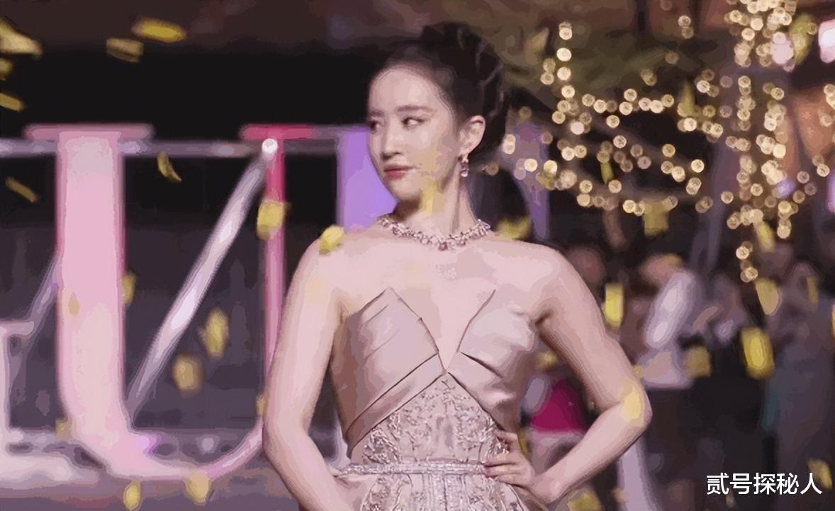 Vogue晚宴，刘诗诗杨幂热聊，完全不敢直视对面压轴刘亦菲