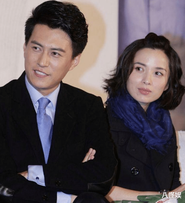 靳东妻儿度假，李佳与儿子挽手并肩而行，俩儿子身高疯长长腿抢镜