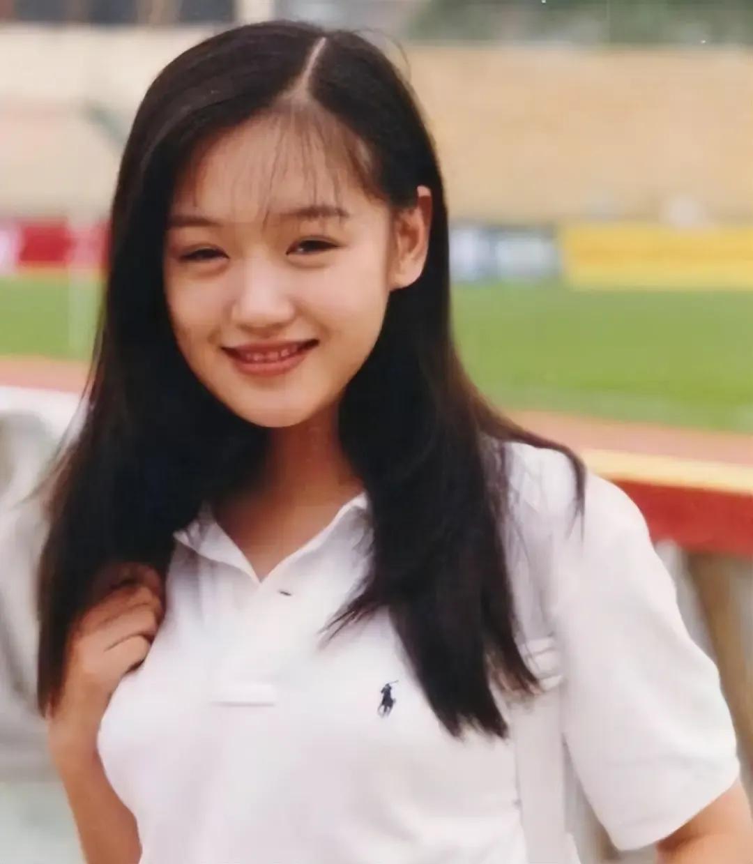 胡歌晒与小12岁妻子合照 女方越看越有味儿 穿搭朴素却难掩好气质