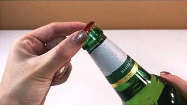 原来单手开啤酒瓶盖如此简单,仅需1秒,不用开瓶器,实在太棒了