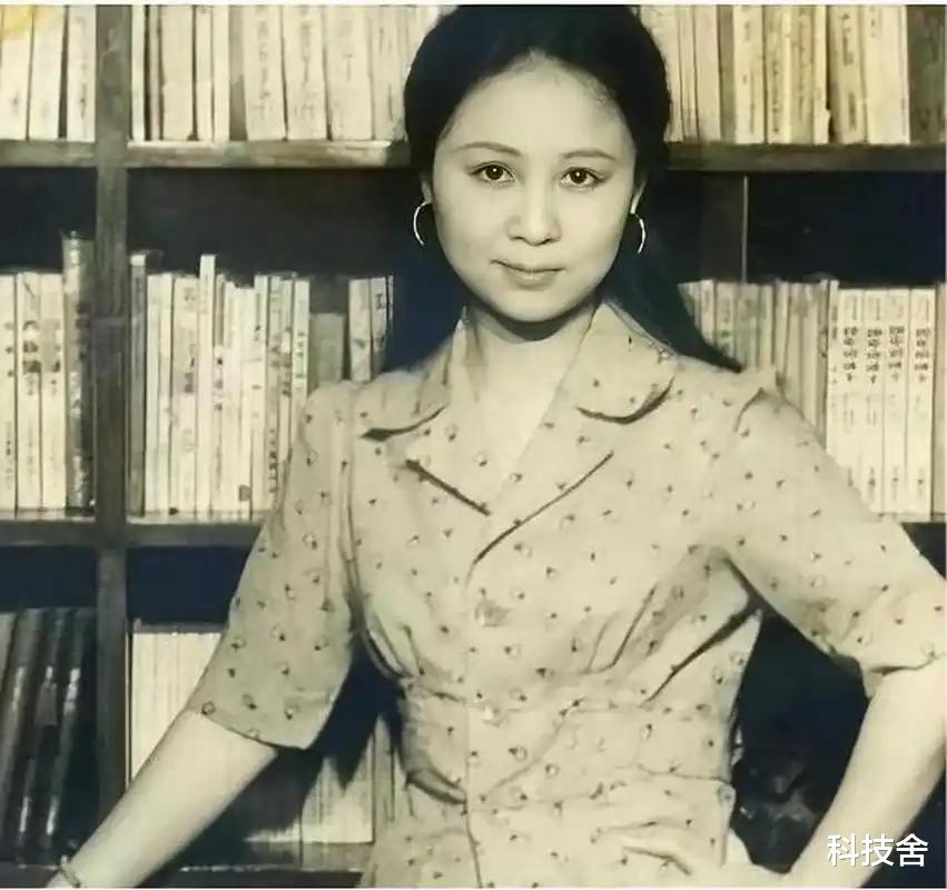 琼瑶儿子陈中维,见证了母亲与养父的爱情,陪伴琼瑶安享晚年