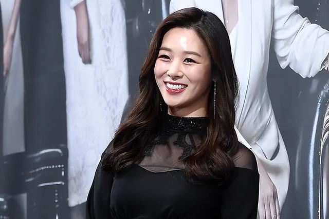 韩国知名女星，原谅丈夫出轨后，时隔五个月再次出演节目