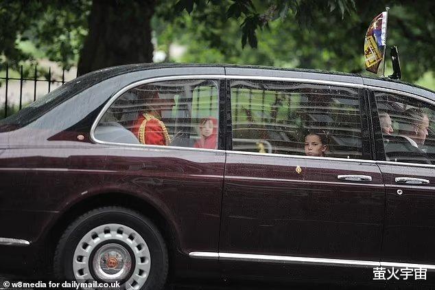 凯特王妃穿白衣现身!棱角分明表情严肃,9岁夏公主坐在爸爸对面