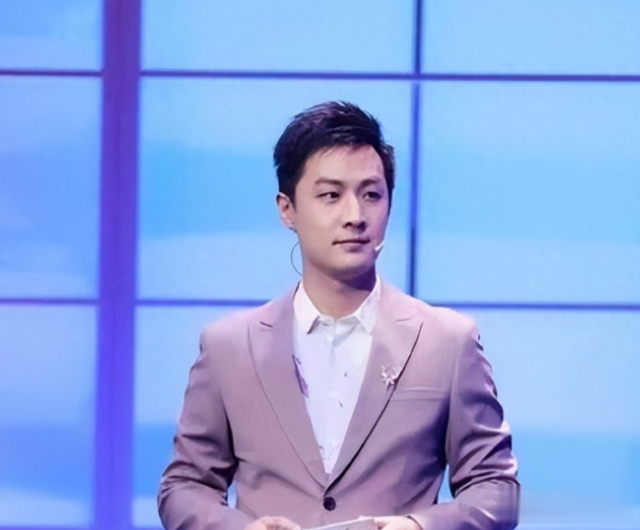 他是央视“学历最高”男主持，倪萍的接班人，娶演员妻子很幸福