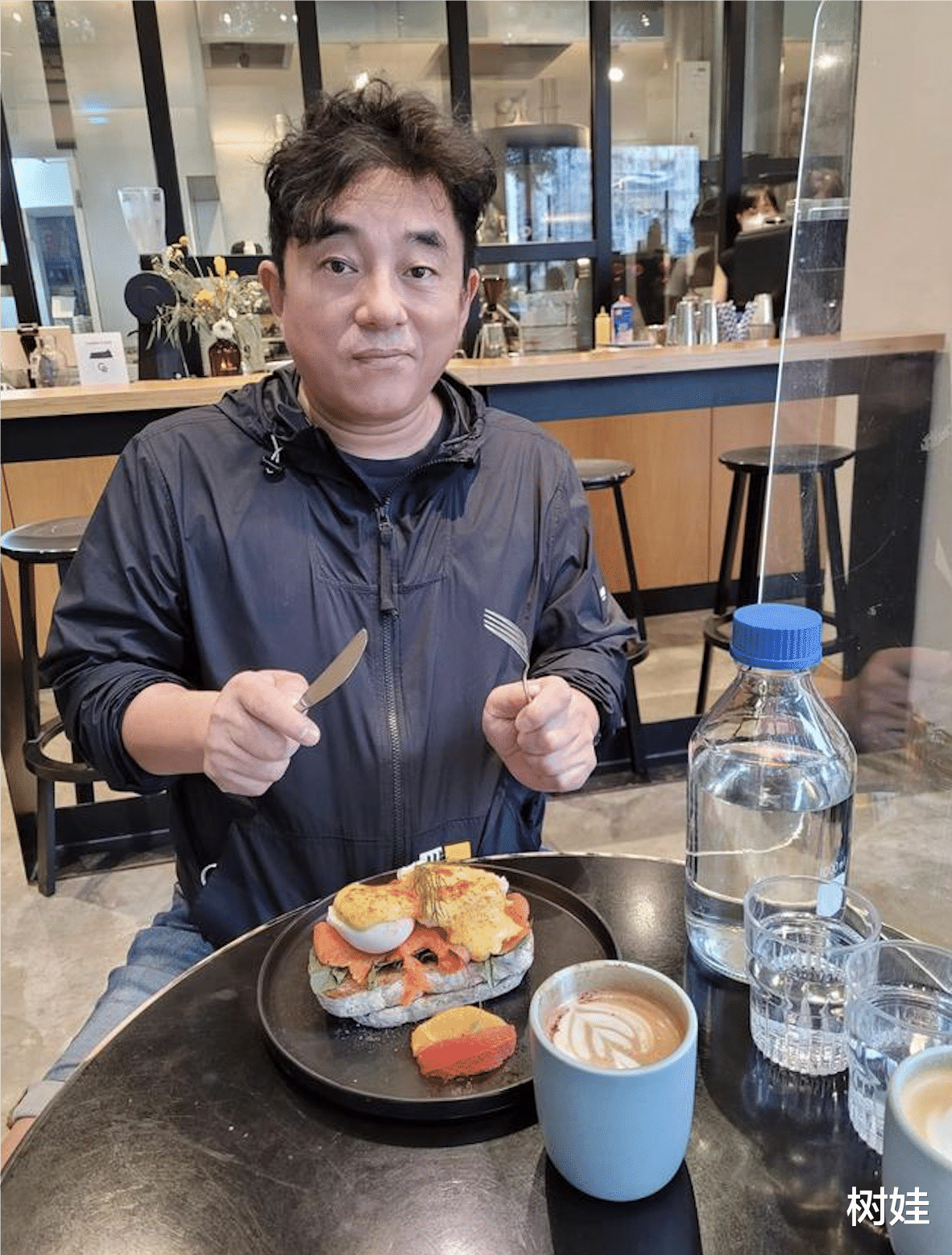 60岁吕方赴内地登台又胖一圈，已胖到不见脖子，称真的在坚持减肥