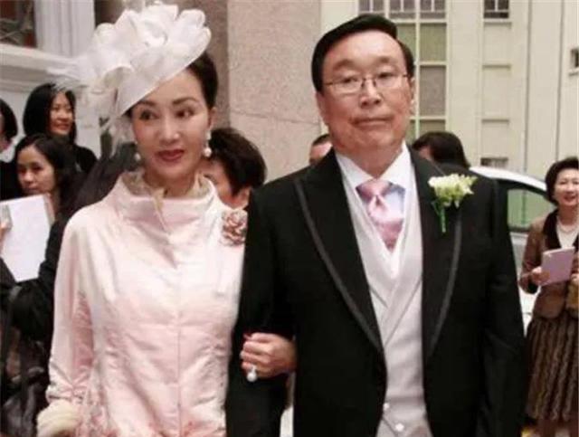 何莉莉：赶走3任情妇就是不离婚，花44年熬死老公，独享70亿遗产