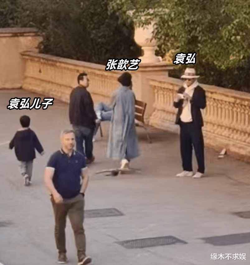 张歆艺一家3口国外被偶遇，袁弘拒绝合影，5岁儿子被夸太帅气！