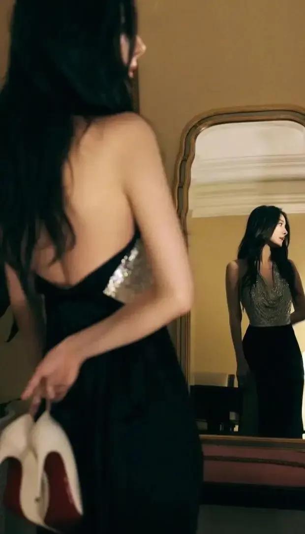 杨幂以其独特的身材优势和强大的气场,在演艺之路上绽放耀眼光芒