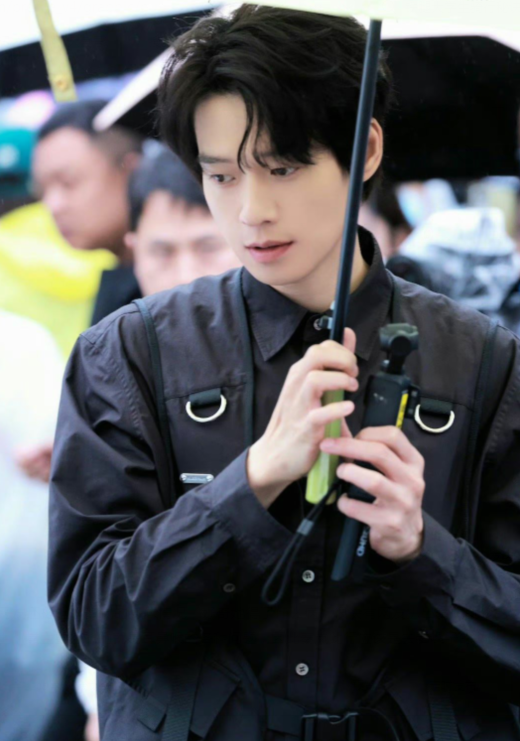 秦岚现身医院就诊,曝挂号费就上千,魏大勋忙着搞事业