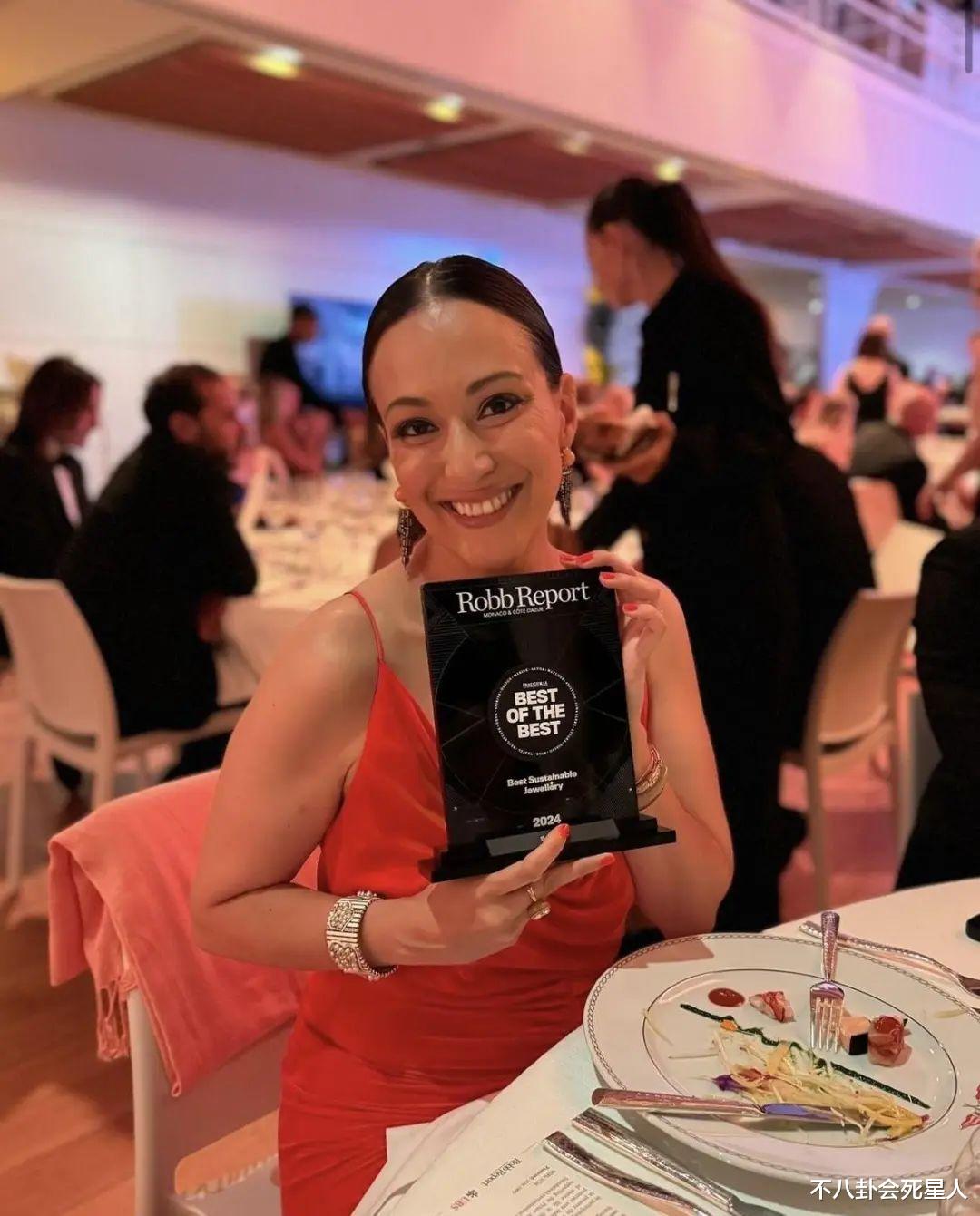 看了赌王长子女儿的近照,才知道赌王基因终于有人遗传了