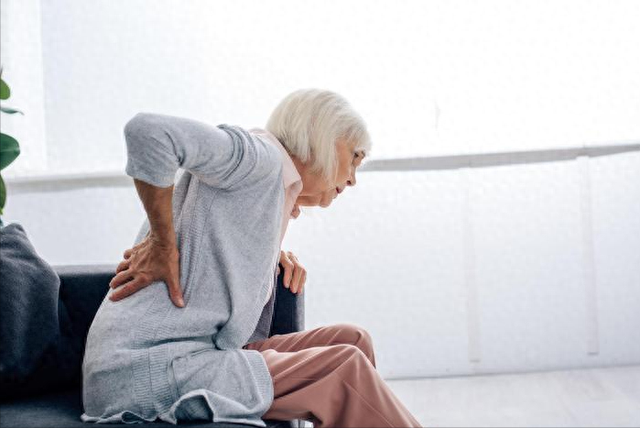 54岁大姐腰痛以为腰间盘,6个月后去世,医生惋惜:很多人都中招