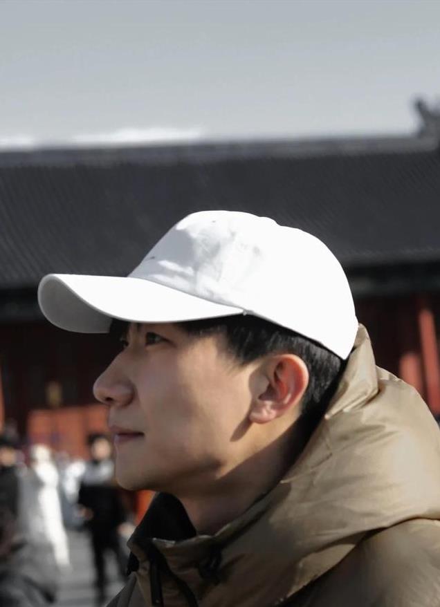 马伊琍被曝小18岁男友结婚喜讯，男方风波后首发声，三字表达想法